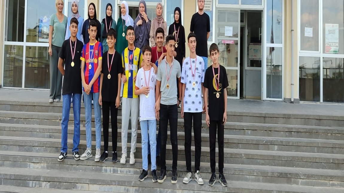 VOLEYBOL TURNUVASININ BİRİNCİLERİ MADALYALARINA KAVUŞTU